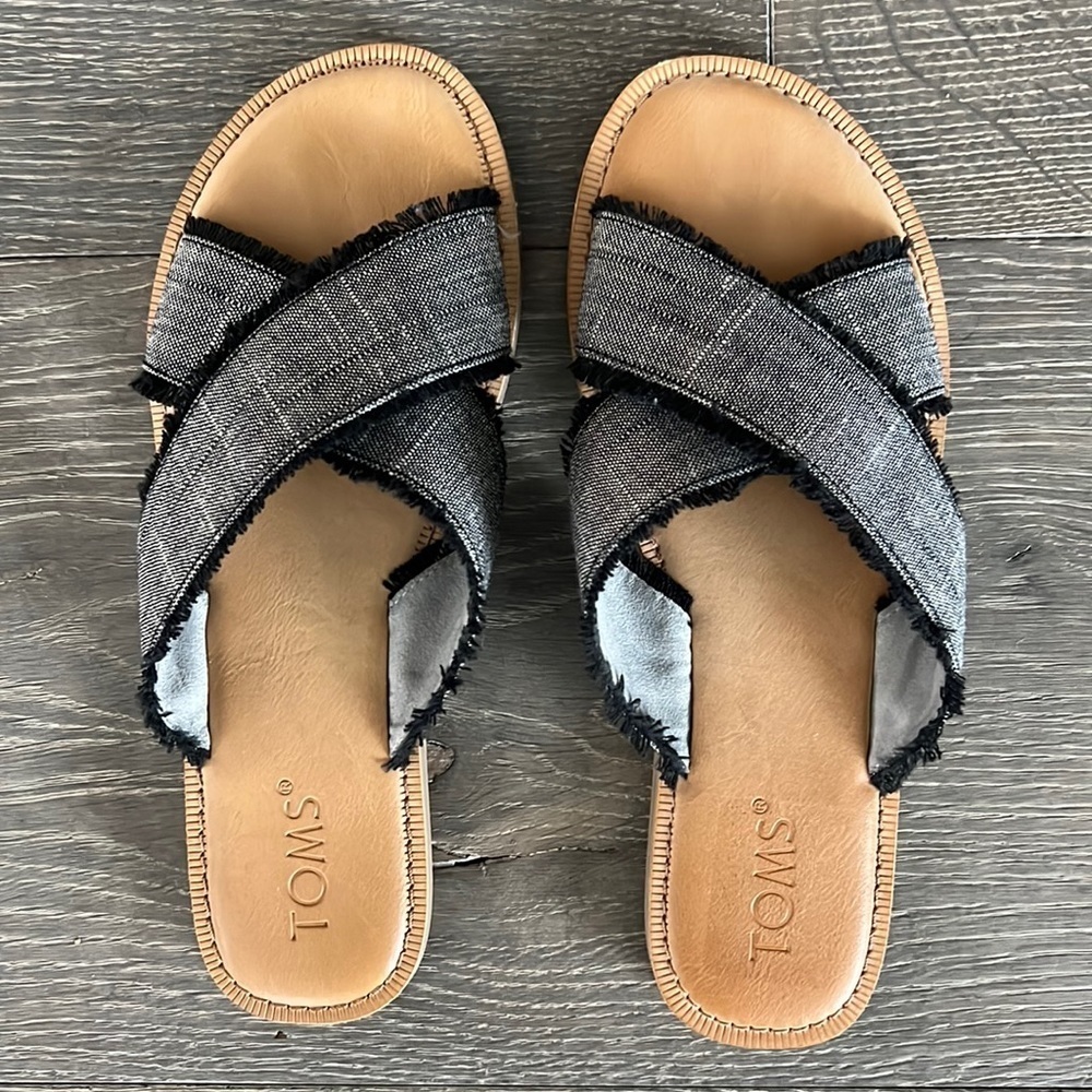 Tom’s Viv Criss cross slide. Size 7W
